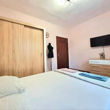 Nicky's - With Private Parking In Center *