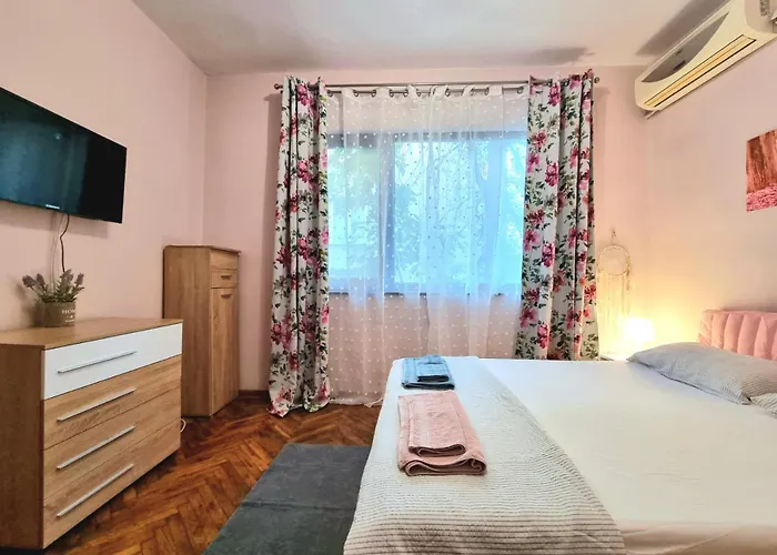 Nicky's - With Private Parking In Center