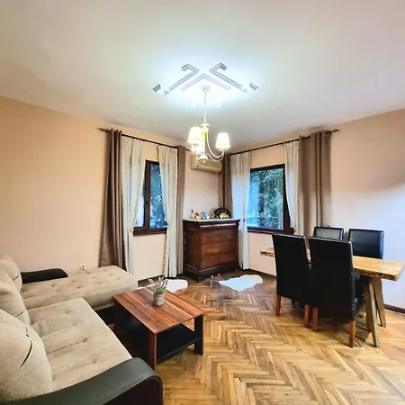 Nicky's - With Private Parking In Center Apartment