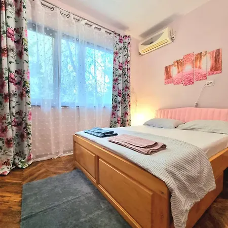 Nicky's - With Private Parking In Center Apartment Burgas